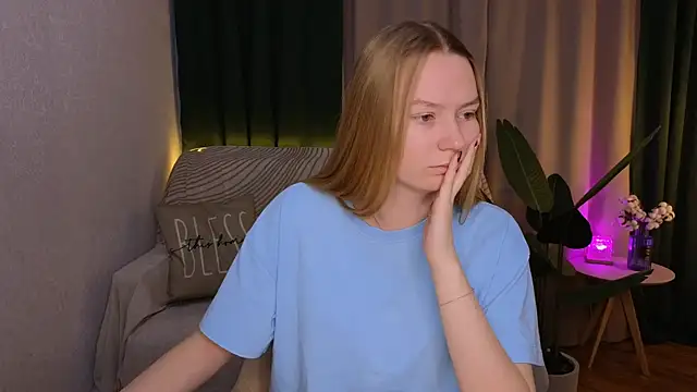 Snapshot of CarolynCohen__ chatting on March 9, 1:56 am CarolynCohen online show from March 9, 1:56 am