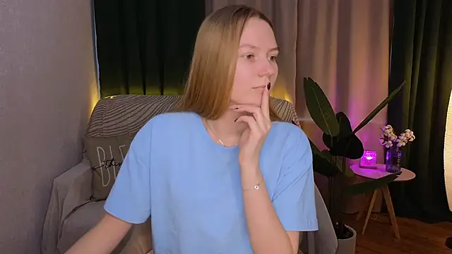 Snapshot of CarolynCohen__ chatting on March 9, 8:07 am CarolynCohen online show from March 9, 8:07 am