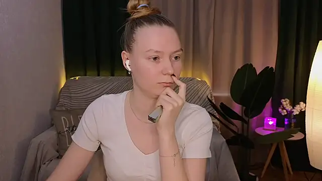 Snapshot of CarolynCohen__ chatting on March 22, 5:17 am CarolynCohen online show from March 22, 5:17 am