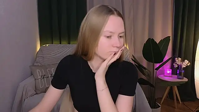 Snapshot of CarolynCohen__ chatting on March 23, 1:53 am CarolynCohen online show from March 23, 1:53 am