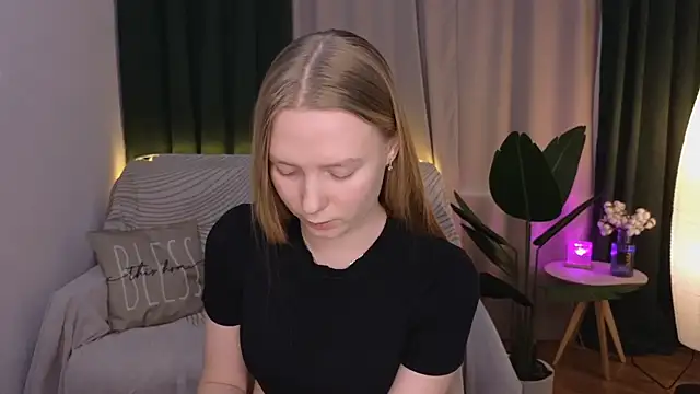 Snapshot of CarolynCohen__ chatting on March 23, 8:04 am CarolynCohen online show from March 23, 8:04 am