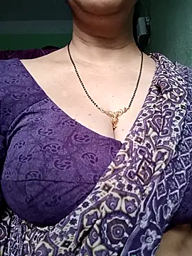 Snapshot of Rosy-B chatting on February 18, 1:01 am Rosy-B online show from February 18, 1:01 am