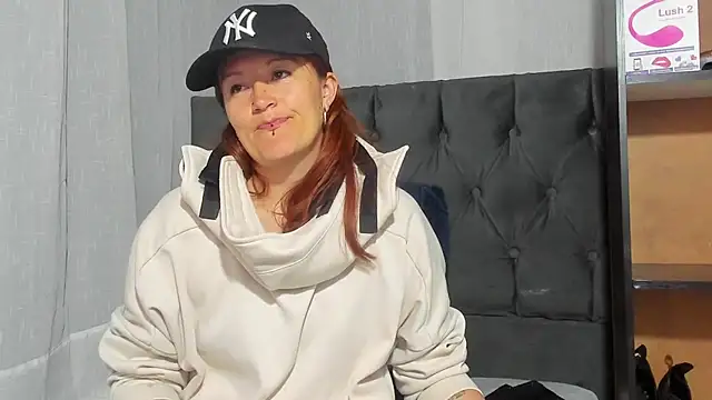 Snapshot of amberr34 chatting on March 5, 2:57 am amberr34 online show from March 5, 2:57 am