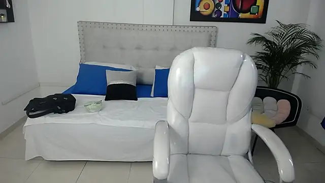 Chiqui milk  online show from February 5, 7:20 pm