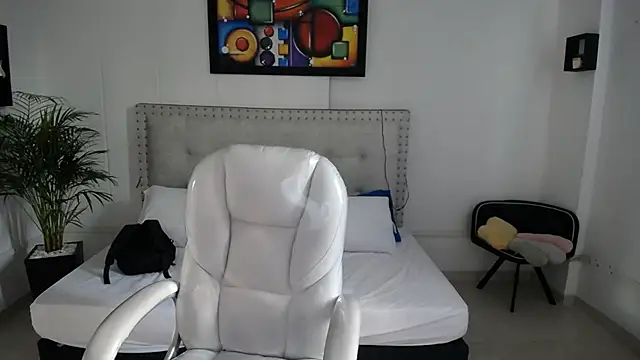 Chiqui milk  online show from February 11, 7:05 pm