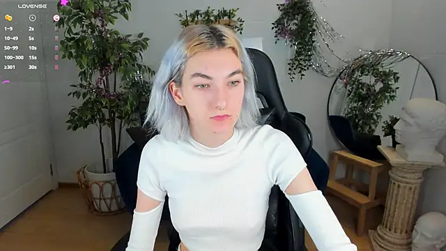 Mia Cheers online show from December 8, 1:47 pm