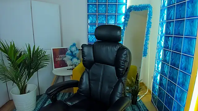 Mia Cheers online show from December 13, 1:44 pm