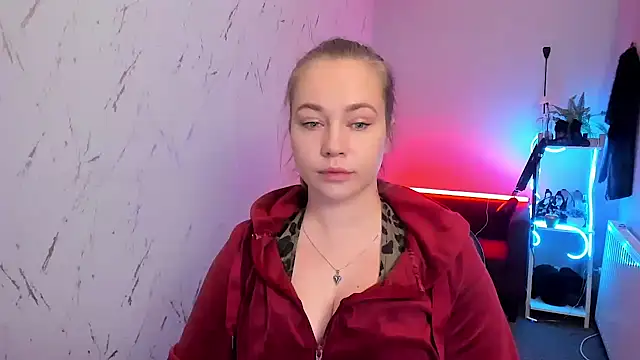 holly xglam online show from March 18, 8:01 pm