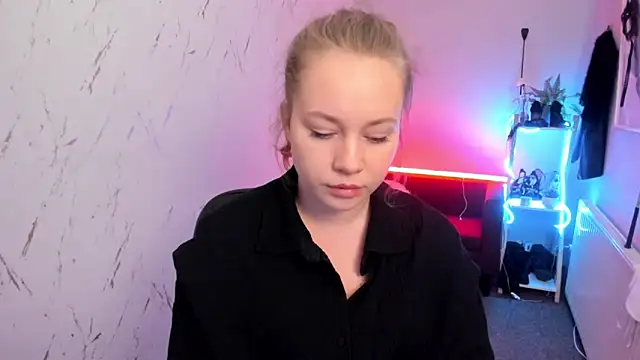 holly xglam online show from April 9, 7:52 pm