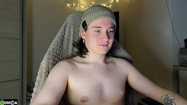 Snapshot of MoreRealAlex chatting on February 8, 12:25 am MoreRealAlex online show from February 8, 12:25 am