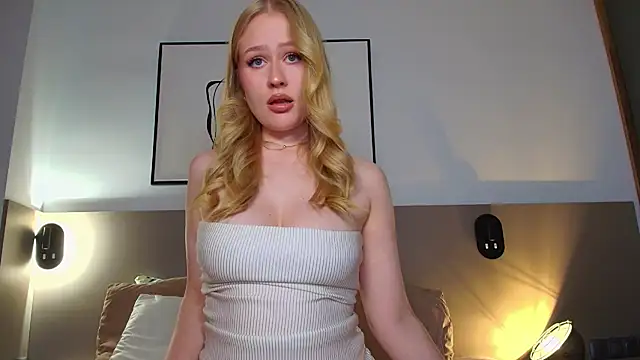 JuliaJaee online show from September 26, 4:00 pm