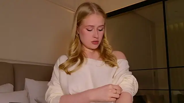 Snapshot of JuliaJaee chatting on November 28, 2:42 pm JuliaJaee online show from November 28, 2:42 pm