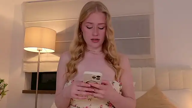 Snapshot of JuliaJaee chatting on April 24, 5:04 pm JuliaJaee online show from April 24, 5:04 pm