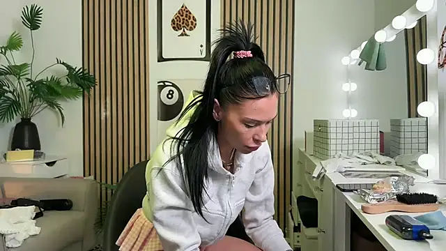 NattyFierros online show from September 23, 9:45 am