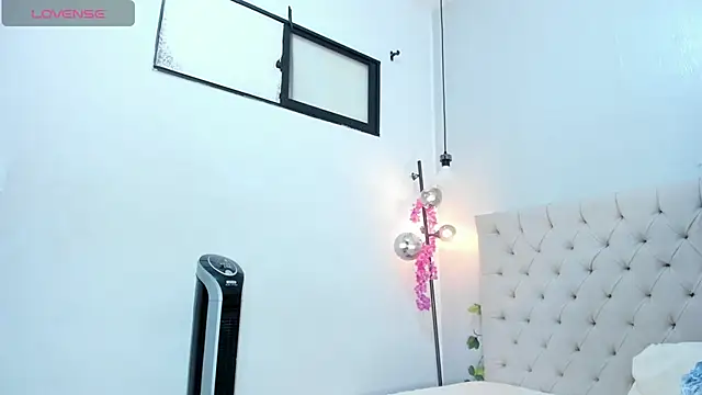 Victoria Coleman online show from October 17, 7:27 pm