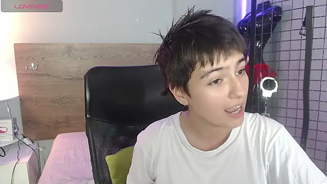 Snapshot of Bryce_Evans chatting on December 17, 8:43 pm Bryce Evans online show from December 17, 8:43 pm