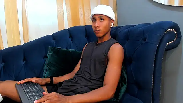 Snapshot of Ethan_Fox11 chatting on January 20, 2:14 pm Ethan Fox11 online show from January 20, 2:14 pm