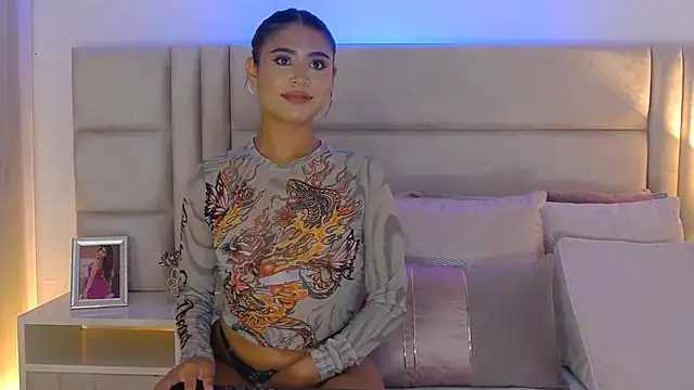 HaileyBaldwin online show from February 4, 10:02 pm