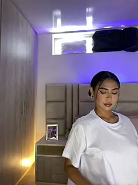 HaileyBaldwin online show from February 6, 5:51 pm