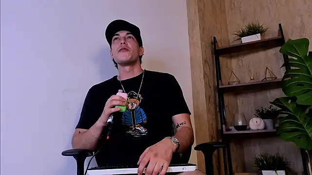 Snapshot of Karimferrer chatting on February 4, 9:53 pm Karimferrer online show from February 4, 9:53 pm