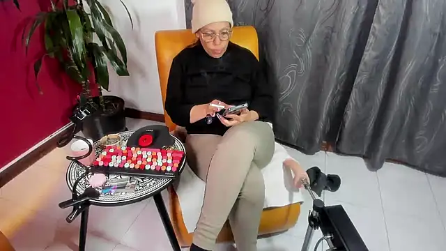 Snapshot of BrendaSex_Hot chatting on October 11, 8:40 pm BrendaSex Hot online show from October 11, 8:40 pm