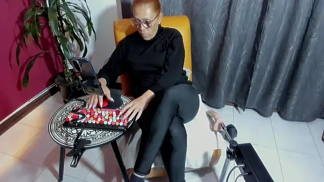 Snapshot of BrendaSex_Hot chatting on October 18, 8:42 pm BrendaSex Hot online show from October 18, 8:42 pm