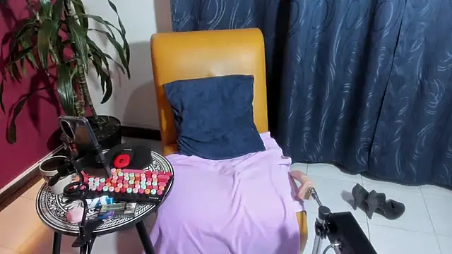 Snapshot of BrendaSex_Hot chatting on October 21, 11:49 pm BrendaSex Hot online show from October 21, 11:49 pm