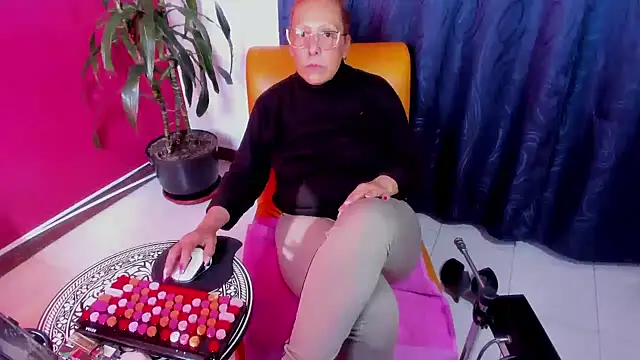 Snapshot of BrendaSex_Hot chatting on November 7, 7:58 pm BrendaSex Hot online show from November 7, 7:58 pm