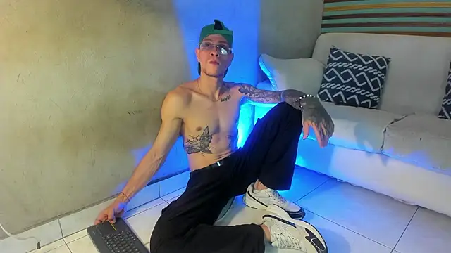 Snapshot of french_sexx chatting on February 15, 7:54 pm french sexx online show from February 15, 7:54 pm