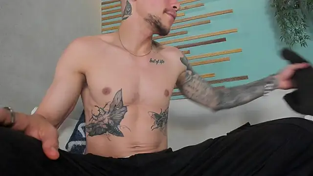 Snapshot of french_sexx chatting on March 5, 1:45 am french sexx online show from March 5, 1:45 am