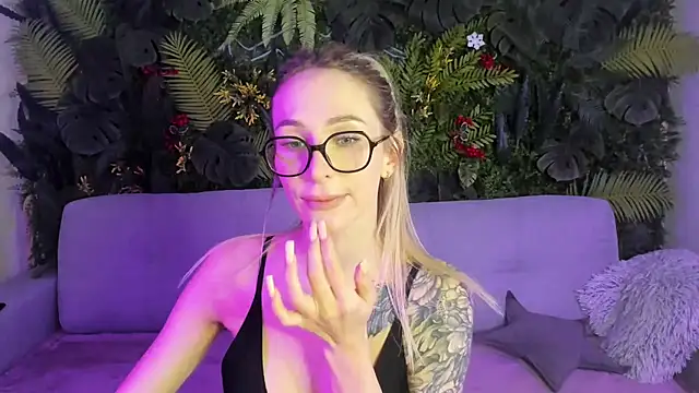 Snapshot of Horny_Blond chatting on February 13, 9:05 am Horny Blond online show from February 13, 9:05 am