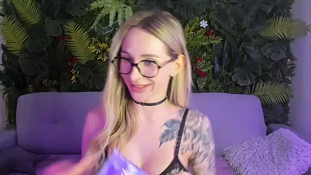 Snapshot of Horny_Blond chatting on February 14, 9:06 am Horny Blond online show from February 14, 9:06 am