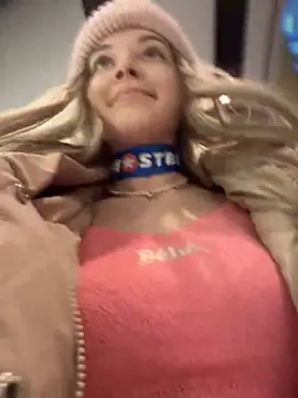 Snapshot of Times__Square chatting on December 22, 6:06 am Times Square online show from December 22, 6:06 am