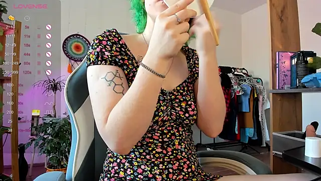 alisahug online show from March 5, 7:05 am