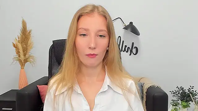 Snapshot of LolaWilsons chatting on February 13, 6:20 am LolaWilsons online show from February 13, 6:20 am