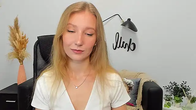 Snapshot of LolaWilsons chatting on February 19, 9:17 am LolaWilsons online show from February 19, 9:17 am