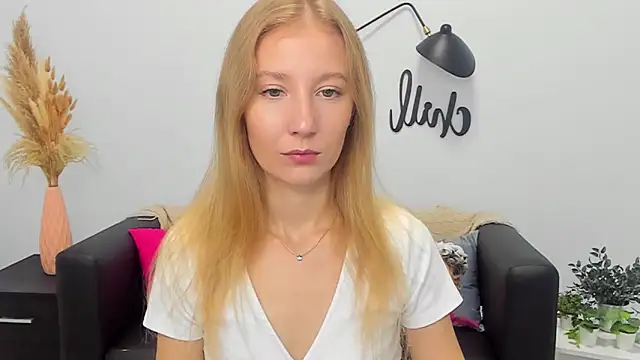 Snapshot of LolaWilsons chatting on September 19, 6:15 am LolaWilsons online show from September 19, 6:15 am