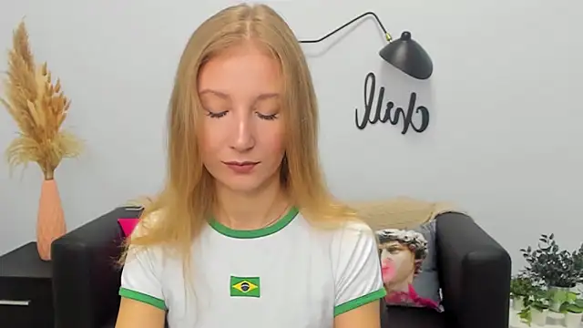 Snapshot of LolaWilsons chatting on September 20, 8:26 am LolaWilsons online show from September 20, 8:26 am