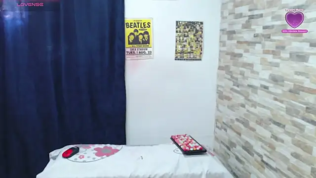 Snapshot of SamanthaSwan chatting on February 8, 1:11 pm SamanthaSwan online show from February 8, 1:11 pm