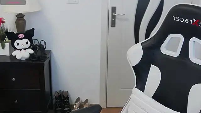 pretty little thing online show from April 14, 7:31 pm