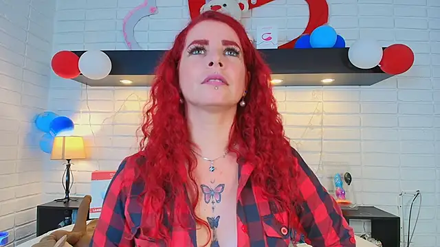 Snapshot of HannaBrave chatting on February 19, 3:27 pm HannaBrave online show from February 19, 3:27 pm