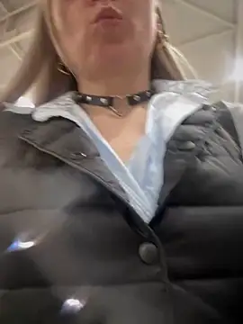 Snapshot of Crazy-Rosa chatting on February 22, 1:35 pm Crazy-Rosa online show from February 22, 1:35 pm