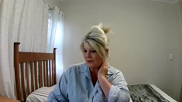 Snapshot of Miahotmilf chatting on January 4, 5:58 pm Miahotmilf online show from January 4, 5:58 pm