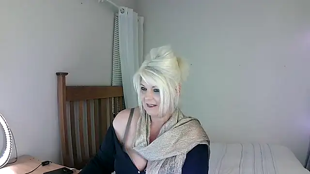 Snapshot of Miahotmilf chatting on February 16, 12:30 am Miahotmilf online show from February 16, 12:30 am