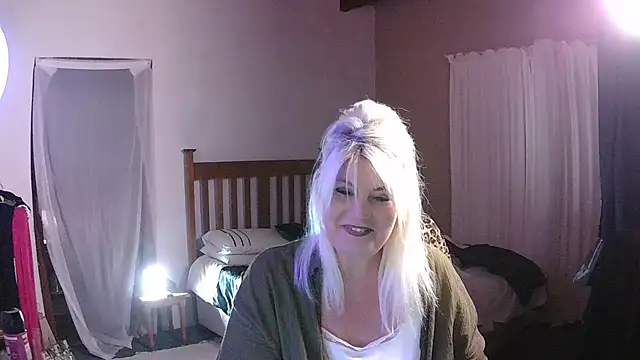 Snapshot of Miahotmilf chatting on March 7, 7:55 pm Miahotmilf online show from March 7, 7:55 pm