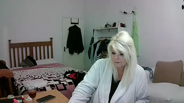 Snapshot of Miahotmilf chatting on April 26, 5:43 pm Miahotmilf online show from April 26, 5:43 pm