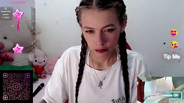 Snapshot of sweetlittlelisa chatting on December 9, 9:26 pm sweetlittlelisa online show from December 9, 9:26 pm