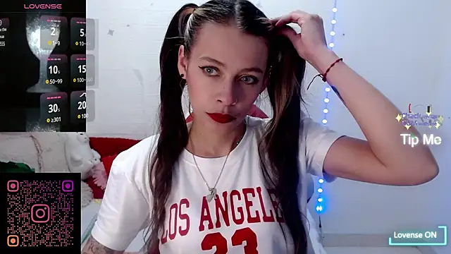 Snapshot of sweetlittlelisa chatting on January 13, 6:16 pm sweetlittlelisa online show from January 13, 6:16 pm