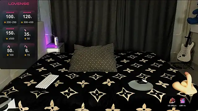 Snapshot of RoxieCrash chatting on October 5, 5:44 pm RoxieCrash online show from October 5, 5:44 pm