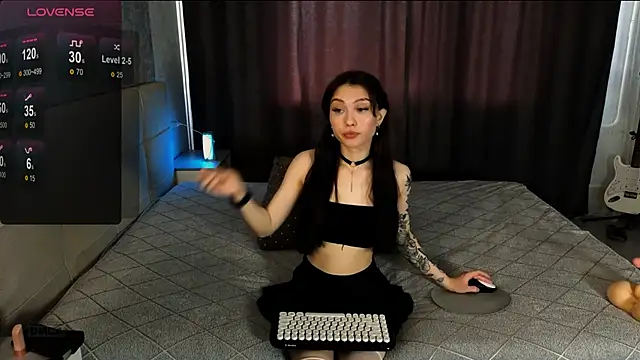 Snapshot of RoxieCrash chatting on October 13, 11:43 am RoxieCrash online show from October 13, 11:43 am